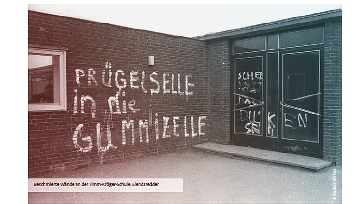 Beschmierte Tür der Timm-Kröger-Schule (Kiel)