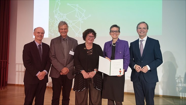Beteiligte der Preisverleihung auf der Bühne