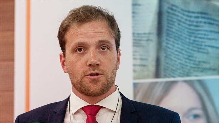 Tobias Schroedler hält Vortrag auf Konferenz.