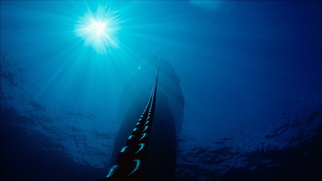 Kette führt im Wasser aufwärts Richtung Sonne.
