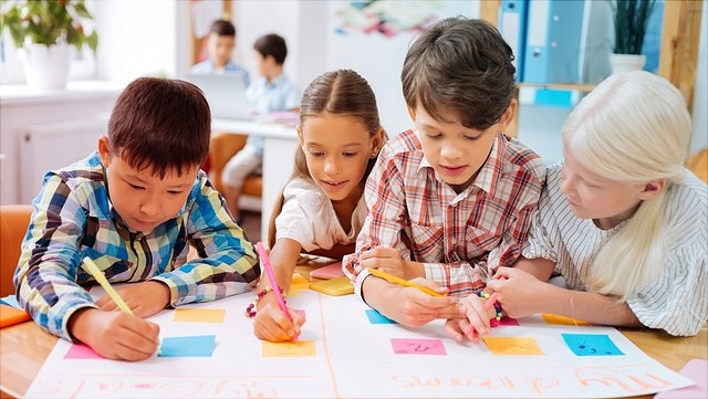 Kinder zeichnen gemeinsam.