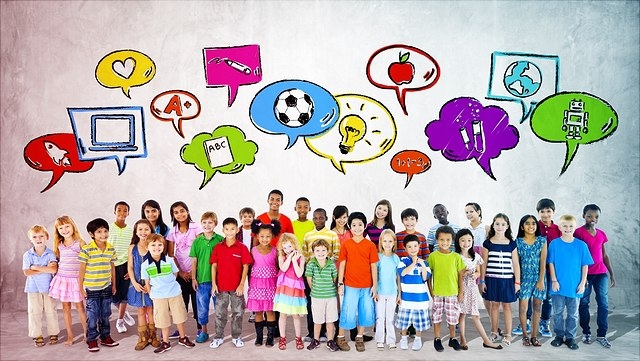 Viele Kinder mit Sprechblasen