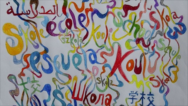 Grafik mit dem Wort Schule in verschiedenen Sprachen