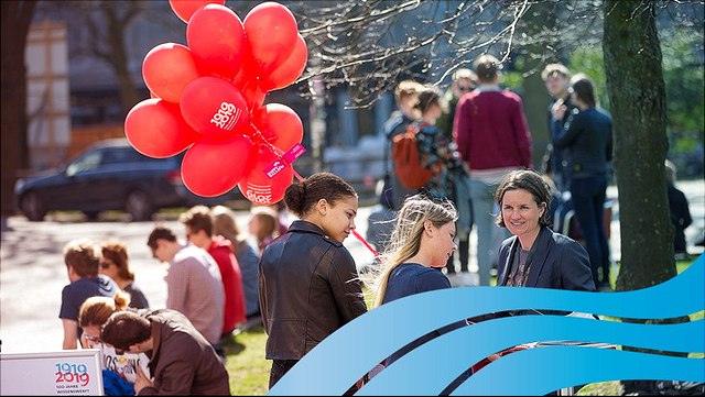 Jubiläumsfoto der UHH mit roten Luftballons