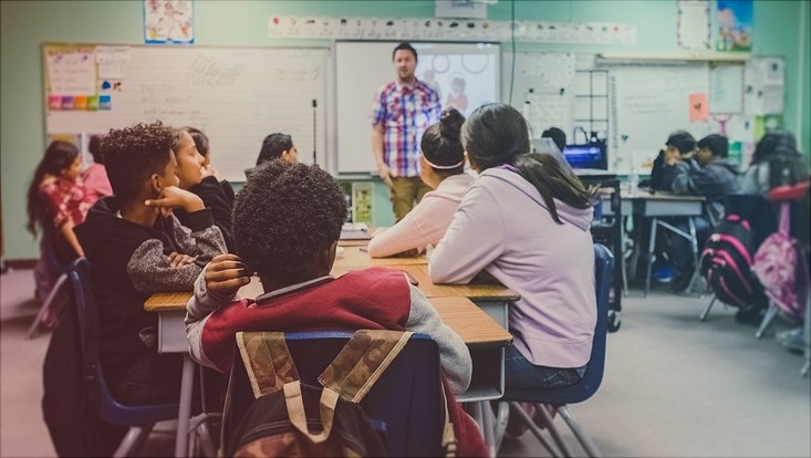 Herkunftssprachlicher Unterricht in einem Klassenzimmer