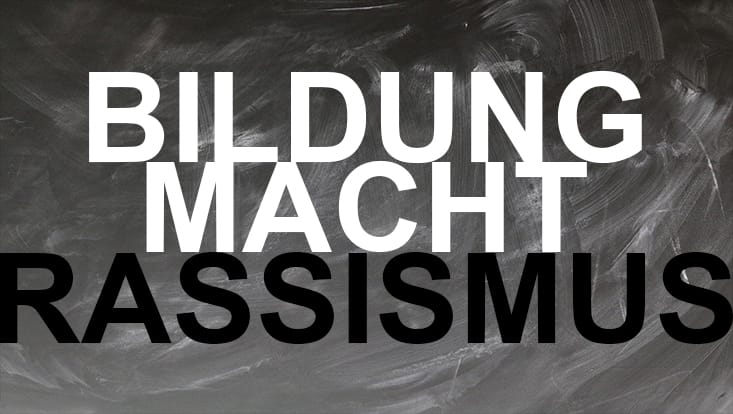 Schriftzug Bildung - Macht - Rassismus auf schlecht gewischter Tafel