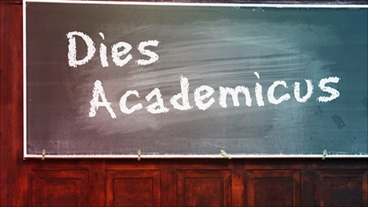 Dies Academicus mit Kreide auf Tafel geschrieben