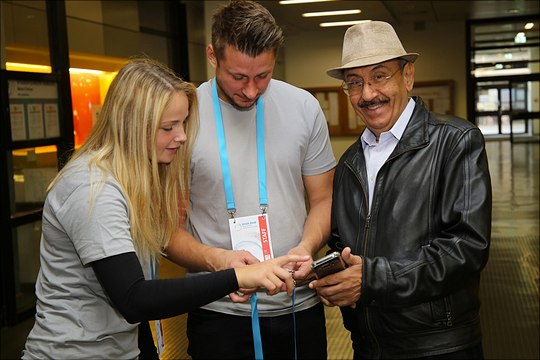 02092019 conference app 540x360 scholz Drei Teilnehmende mit Smartphone