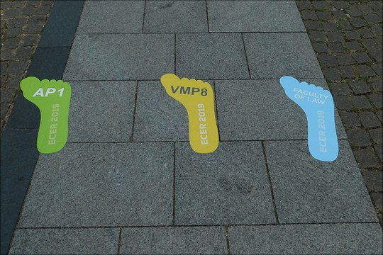 02092019 footprints 540x360 giesselmann Wegweiser auf dem Boden aufgeklebt