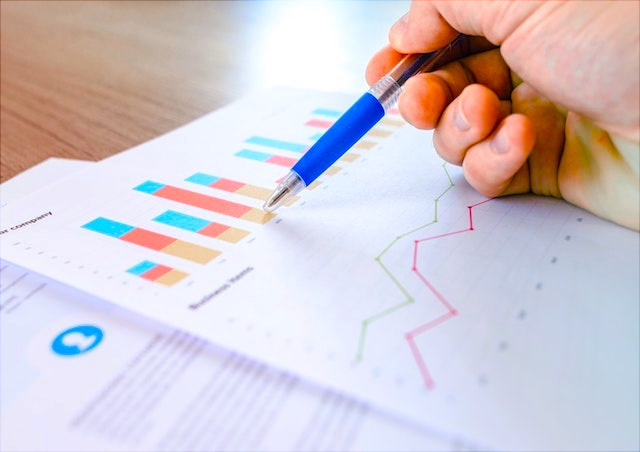 Statistik und Hand mit Stift studierender arbeitet an tabellen
