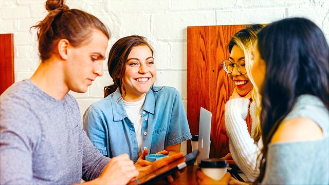 Drei Studierende, zwei Frauen und ein Mann, im Gespräch Drei Studierende, ein Mann und zwei Frauen, im Gespräch