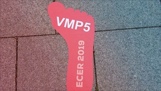 Aufgeklebte Fußspur als Wegweiser