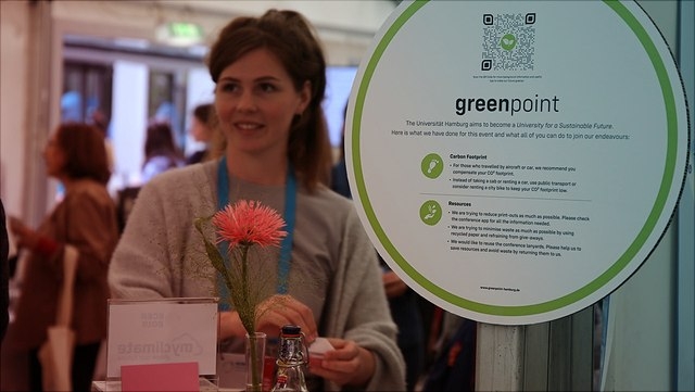 Greenpoint am Check-in mit Studentin