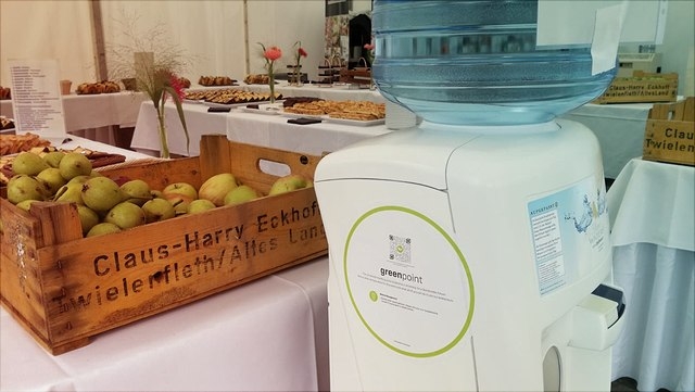 Greenpoint an Wasserspender im Cateringzelt