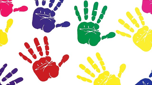 farbige Kinderhände auf weißem Hintergrund