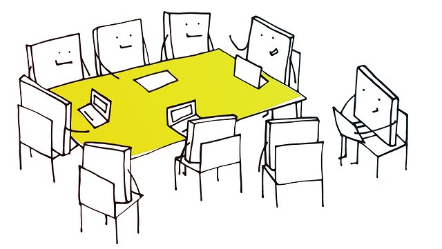 Seminargruppe um Tisch sitzend