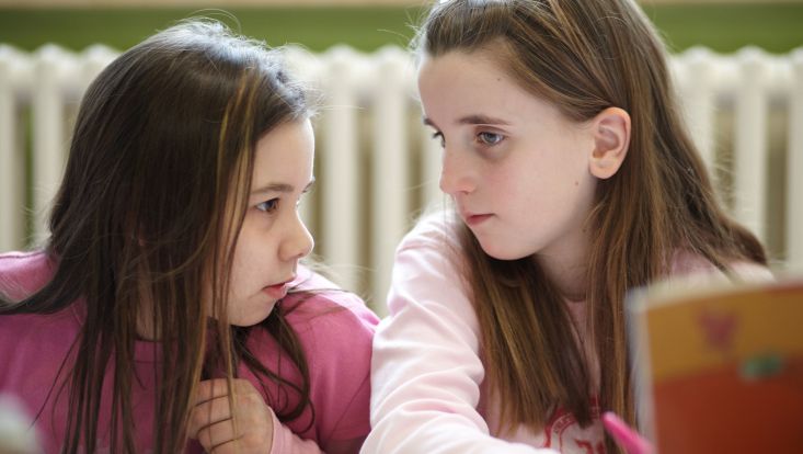 Zwei Kinder interagieren im Tandem