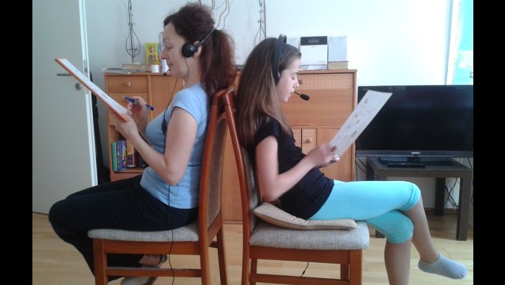 Mutter und Tochter bearbeiten zusammen eine Mind Map