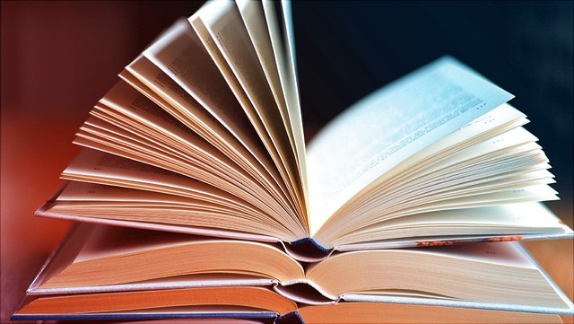 Stapel offenliegender Bücher