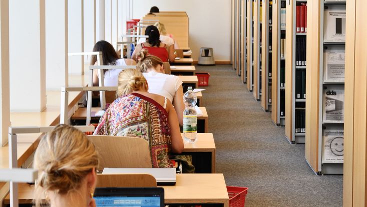 Arbeitsplätze in einer Bibliothek