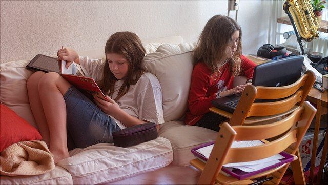 corona homeschooling-640x361 Zwei Kinder auf dem Sofa beim Fernunterricht während der Corona-Schulschließungen