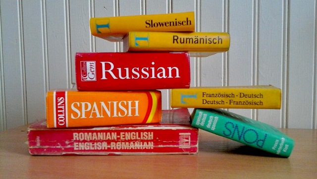 Wörterbücher gestapelt auf Tisch