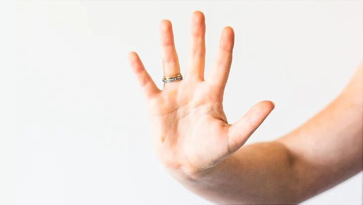 Darstellung der Ziffer 5 durch eine ausgestreckte Hand mit 5 Fingern