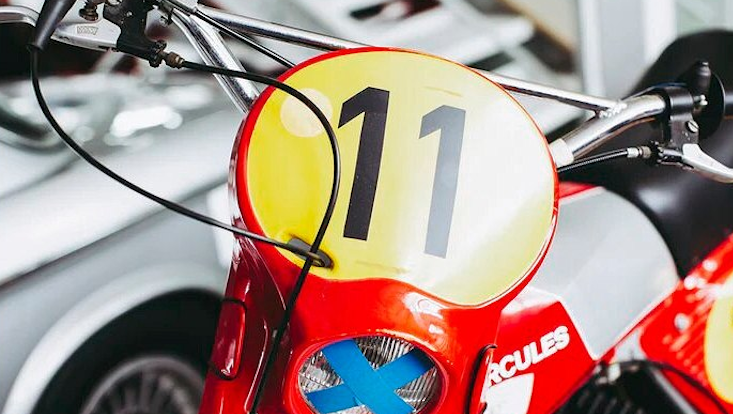 Darstellung der Zahl 11 durch ein Moped, auf dem vorne eine große 11 aufgemalt ist.