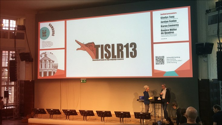 Bühne des Hörsaals mit technischer Ausstattung für Dolmetscher