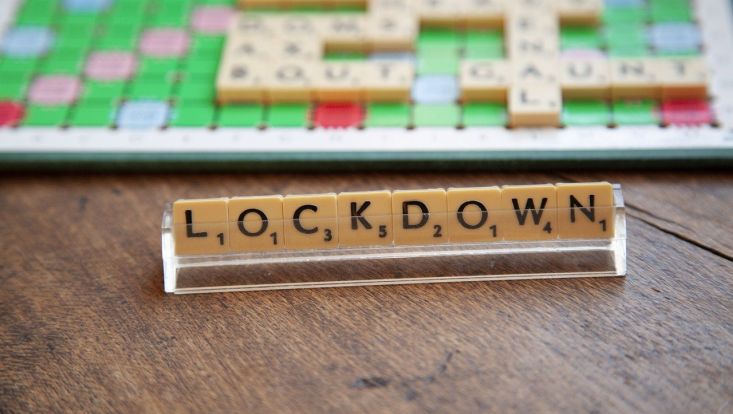 Lockdown in Scrabble-Buchstaben