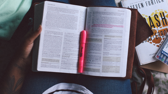 Buch mit Markierungen