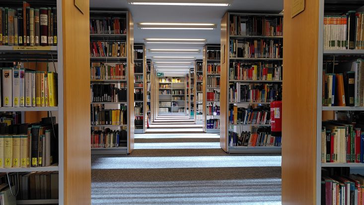 Regale in der Bibliothek
