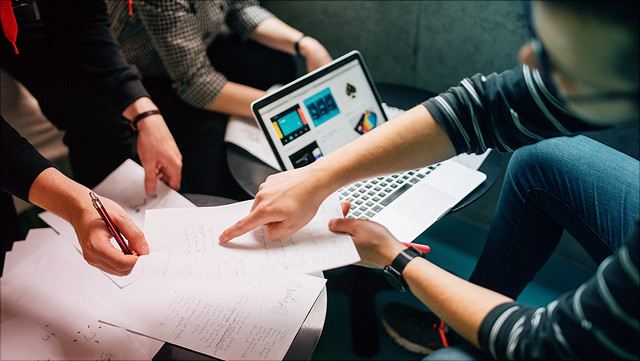 Studierende bei einem Forschungsprojekt