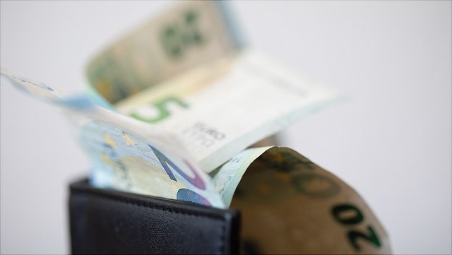 Förderung ohne Praktikumsplatz Portemonnaie mit Geldscheinen