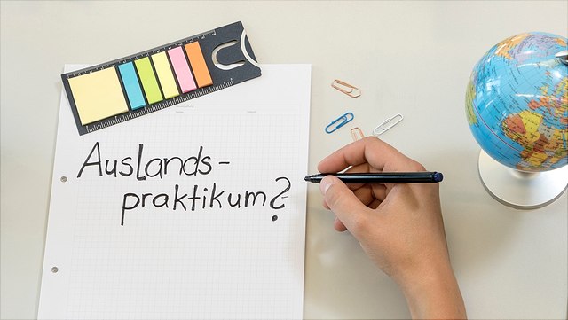 praktikas-foto-uhh,-rrz-mcc,-mentz-640x361 Notizblock mit Auschrift "Auslandspraktikum?", ein Globus, Heftnotizen und Büroklammern liegen auf einem Tisch