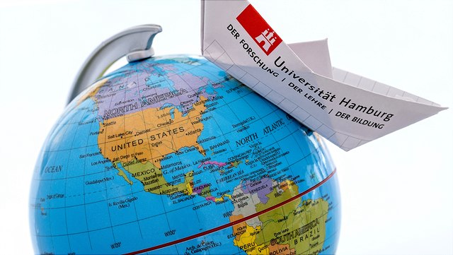 Globus mit Papierschiff