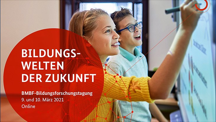 Zwei Schüler schreiben an eine Tafel, links oben ist das Logo der Tagung zu sehen