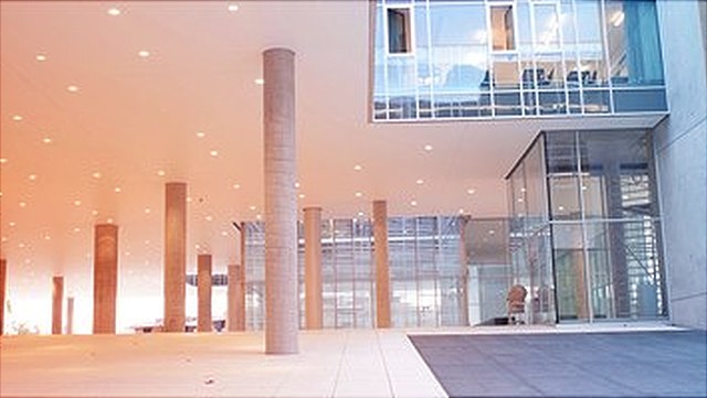 Eingangsbereich der Uni Paris-Lodron in Salzburg