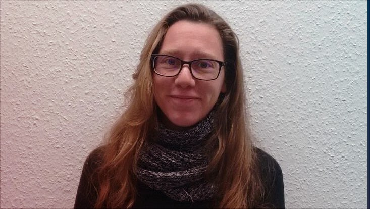Magali Alloatti vor weißer Wand