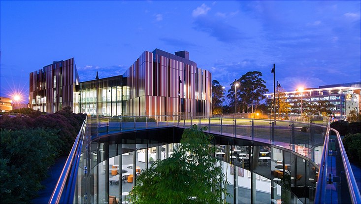 Aufnahme des Campus der Macquarie Universität in Sydney bei Abend.