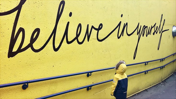 Kind vor Graffiti