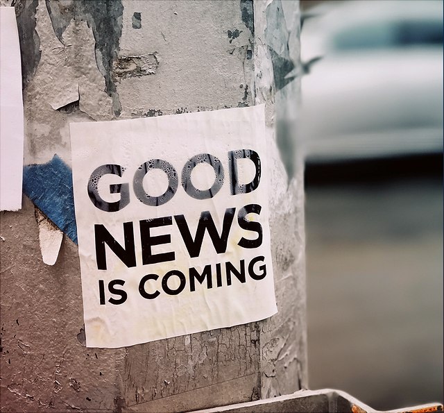 "Good News" Aushang an Straßenlaterne