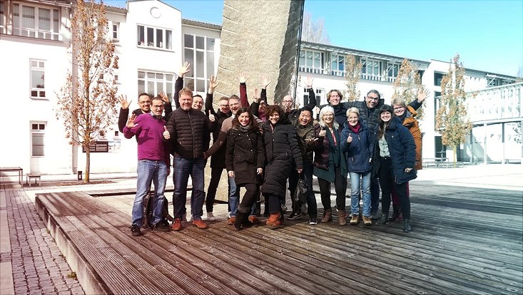 Arbeitsgruppen an Tischen