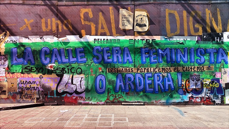 Graffito, das besagt: La calle será feminista o arderá
