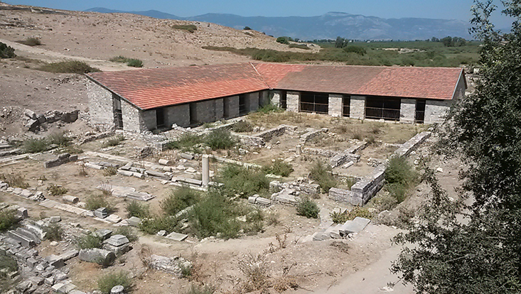 Koruyucu çatı kaldırılmadan önce Piskopos Sarayı