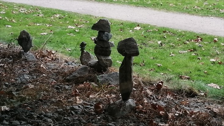 Steinmännchen an der Seite des Gebäudes