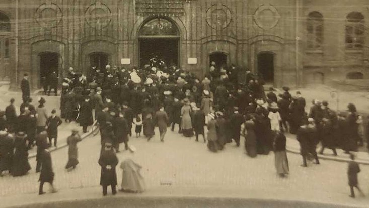 Ausgang des Eppendorfer Krankenhauses bei Ende der Besuchszeit, um 1900