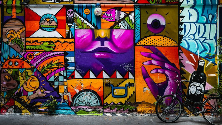 Wand mit buntem Graffito