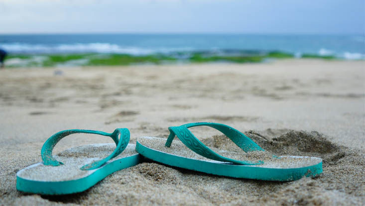 Sandalen am Strand