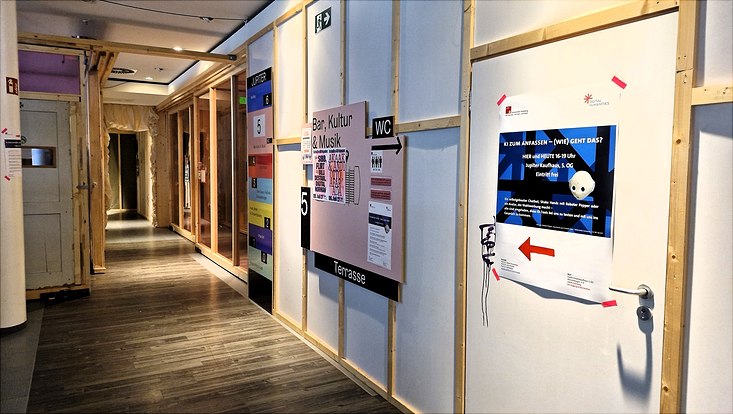 20240703-164947-733x414 Flur des 5. Stocks mit Plakaten